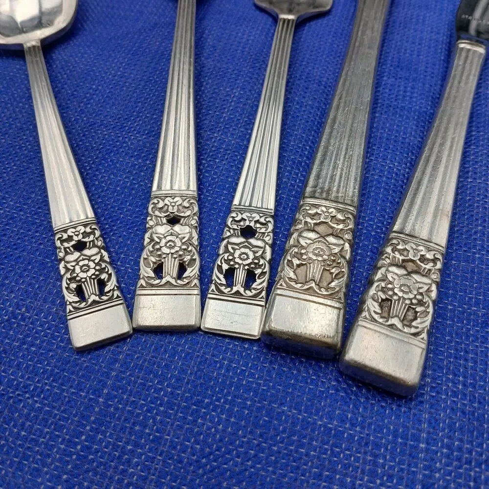 Oneida Community Coronation 1936 Lot 5 Knives, Spoon, Fork Antique Silverplate